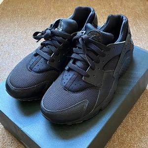 Nike Huarache Black 7Y / W8.5